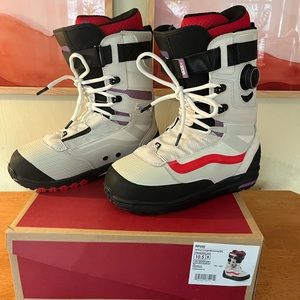 NWT: Mens 10.5 snowboarding boots: Vans Infuse Arthur Longos